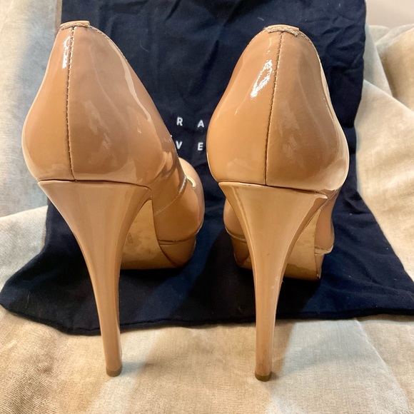 Vera Wang  Lavender Pumps with dust bag. Pretty in light pink. - Picture 5 of 12